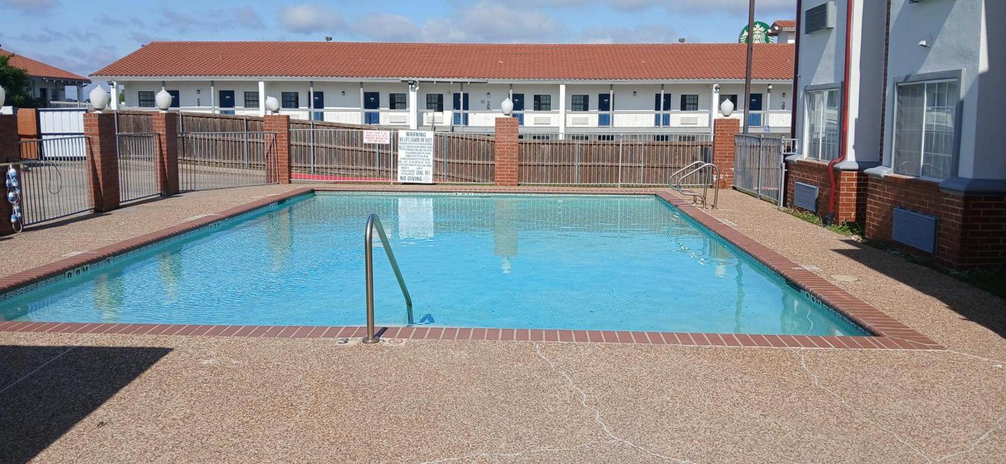 Red Roof Inn & Suites Euless - Dfw Airport Southwest Dış mekan fotoğraf